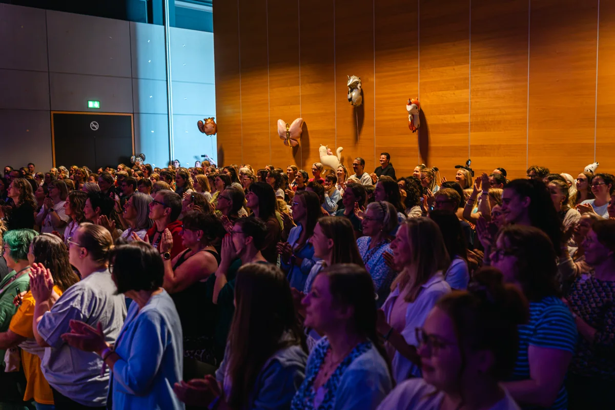 Stehendes, applaudierendes Publikum beim MGW Live-Event